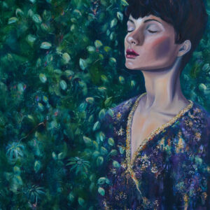 Frau mit Kurzhaarschnitt vor grünem Blattwerk, Augen geschlossen – Öl auf Leinwand von Yvonne Brückner aus der Sächsischen Schweiz.