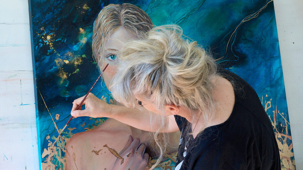 Künstler Yvonne Brückner beim Malen eines Porträts mit Öl im Atelier