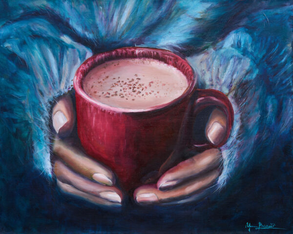 Gemalte Hände halten eine rote Tasse mit heißem Getränk, dunkelblauer warmer Wollpullover im Hintergrund.