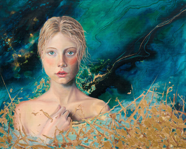 Porträt einer jungen Frau mit intensiven blauen grünen Augen vor abstraktem Hintergrund im Vordergrund Goldflächen – Ölgemälde von Yvonne Brückner, Künstlerin aus der Sächsischen Schweiz