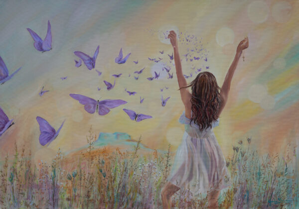 Eine Frau in einem weißen Kleid steht mit erhobenen Armen auf einer Sommerwiese. Um sie herum fliegen zahlreiche violette Schmetterlinge in den Himmel. Die Szene wirkt leicht, verträumt und frei. Gemalt von Yvonne Brückner, Künstlerin aus der Sächsischen Schweiz
