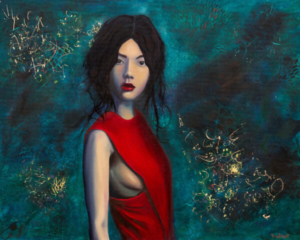 Öl-Gemälde einer Frau mit dunklem Haar und rotem Kleid vor einem blaugrünen Hintergrund mit goldenen geschwungenen Linien.