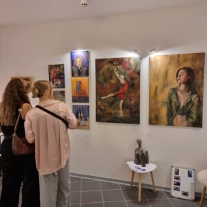 Zwei Personen betrachten Gemälde von Künstler Yvonne Brückner aus der Sächsischen Schweiz