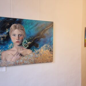 Gemälde einer Frau von Künstler Yvonne Brückner, ausgestellt in einer Galerie.