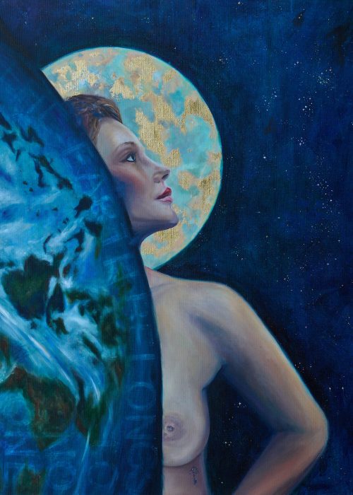 Gemälde einer Frau, die teilweise hinter einer Erdkugel hervorschaut. Ihr nackter Oberkörper ist sichtbar, die rechte Körperhälfte wird vom Planeten verdeckt. Im Hintergrund leuchtet ein großer, goldblau strukturierter Vollmond auf einem tiefblauen Nachthimmel mit Sternen. Die Frau blickt ernst und entschlossen nach oben rechts. Auf ihrer linken Körperseite ist ein kleiner Schlüssel tätowiert. Der Stil ist symbolistisch und surreal, mit starken Kontrasten zwischen kosmischem Blau und warmer Haut.