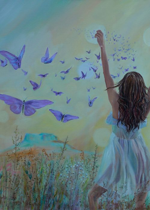 Eine Frau in einem weißen Kleid steht mit erhobenen Armen auf einer Sommerwiese. Um sie herum fliegen zahlreiche violette Schmetterlinge in den Himmel. Die Szene wirkt leicht, verträumt und frei.